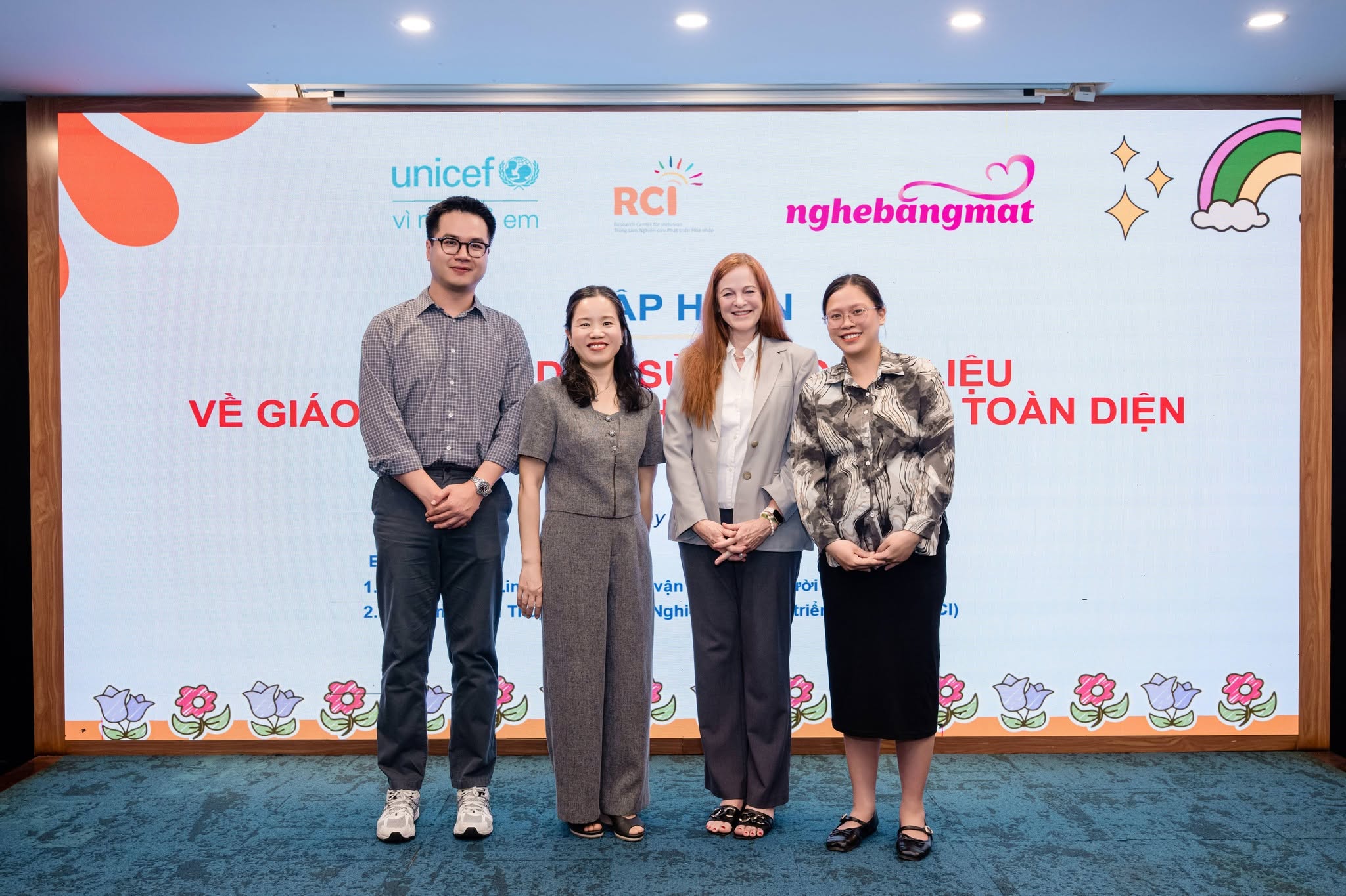 RCI và Nghe Bằng Mắt tập huấn giáo viên sử dụng tài liệu giáo dục giới tính và tình dục toàn diện cho học sinh điếc và khiếm thính.