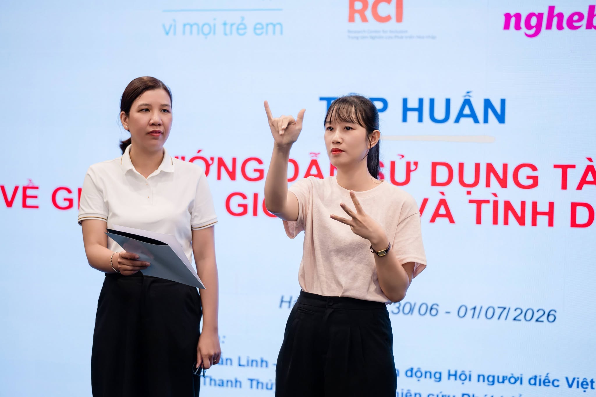 RCI và Nghe Bằng Mắt tập huấn giáo viên sử dụng tài liệu giáo dục giới tính và tình dục toàn diện cho học sinh điếc và khiếm thính.