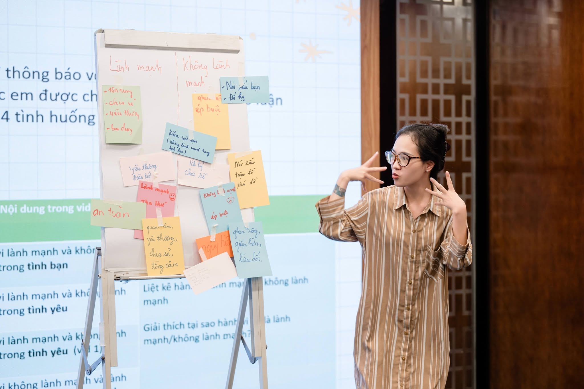 RCI và Nghe Bằng Mắt tập huấn giáo viên sử dụng tài liệu giáo dục giới tính và tình dục toàn diện cho học sinh điếc và khiếm thính.