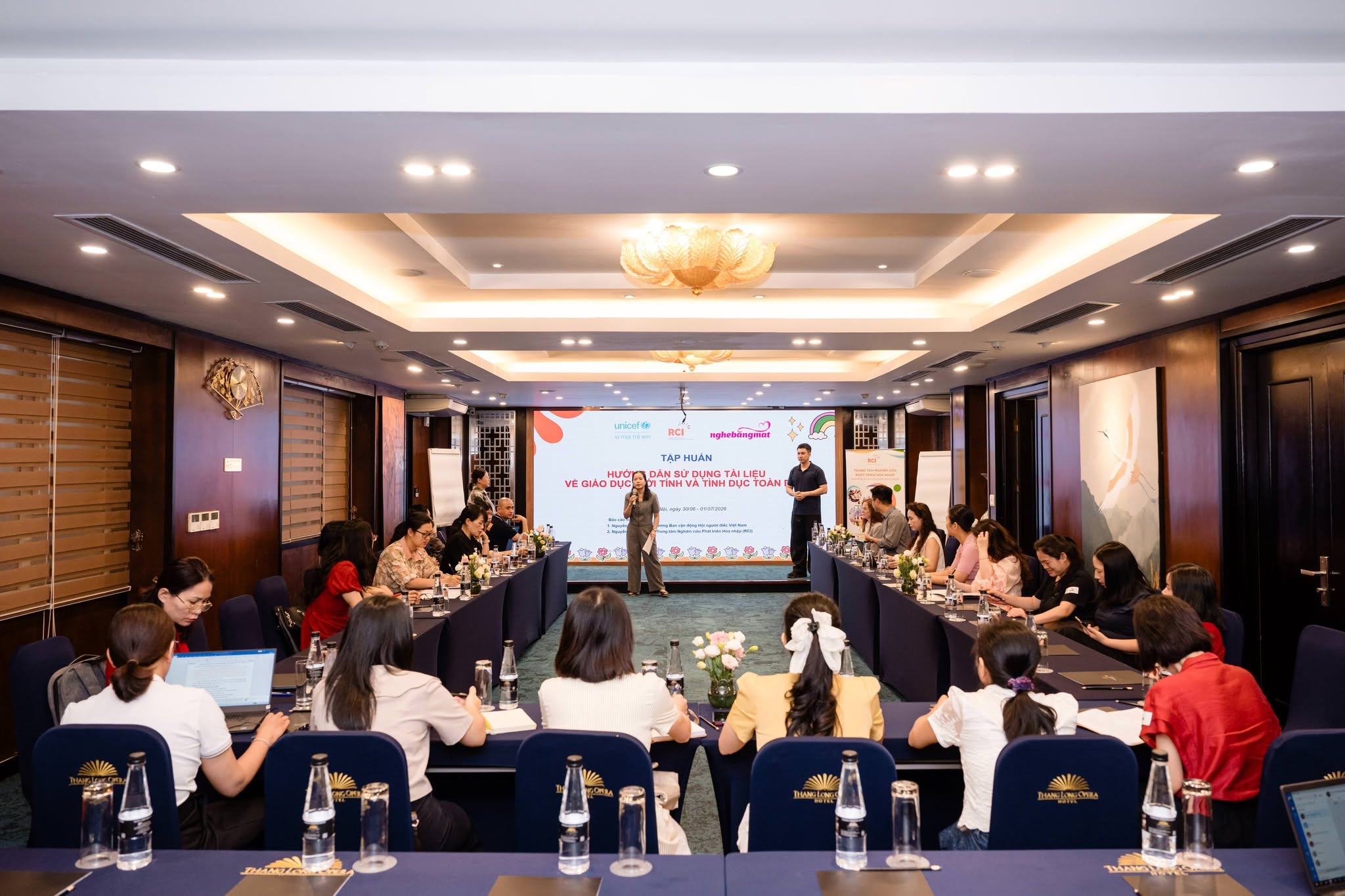 RCI và Nghe Bằng Mắt tập huấn giáo viên sử dụng tài liệu giáo dục giới tính và tình dục toàn diện cho học sinh điếc và khiếm thính.