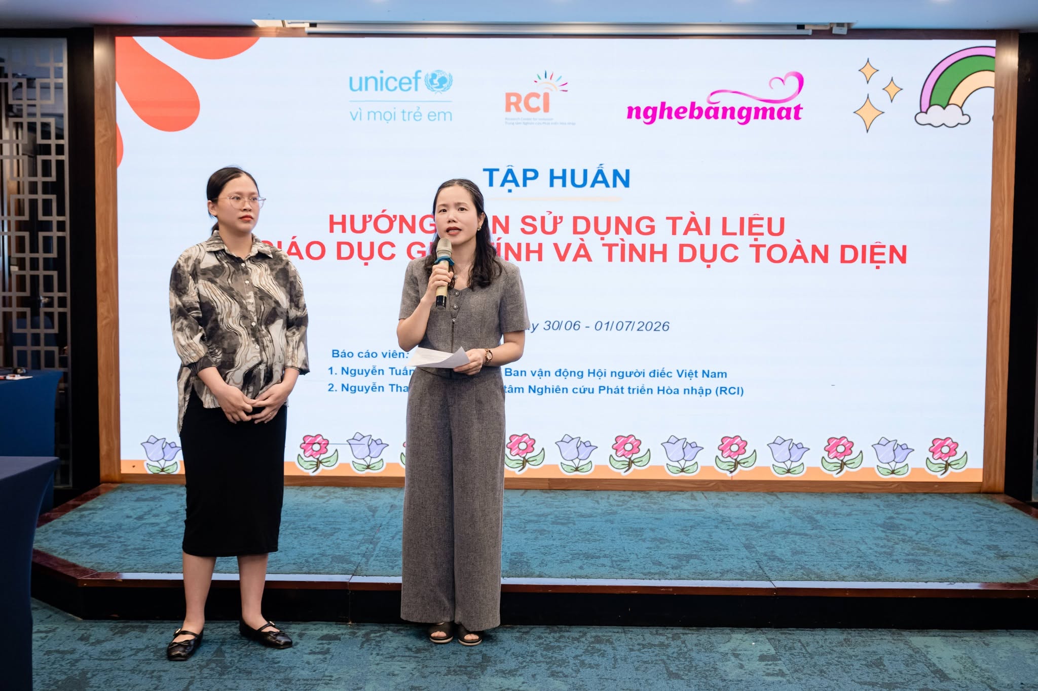 RCI và Nghe Bằng Mắt tập huấn giáo viên sử dụng tài liệu giáo dục giới tính và tình dục toàn diện cho học sinh điếc và khiếm thính.